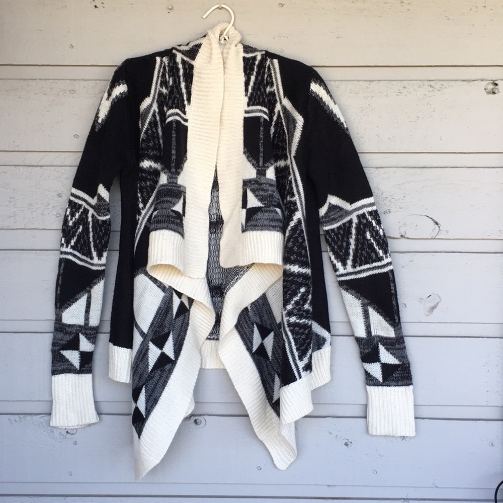 CARDIGAN SWEATER. AZTEC/GEOMETRIC PRINT BLACK/WHITE/GRAY KNIT